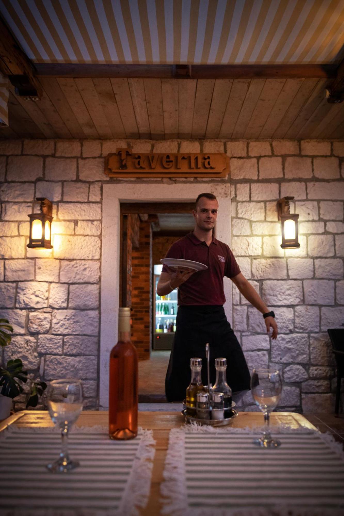 Taverna & Rooms Sutivan Εξωτερικό φωτογραφία